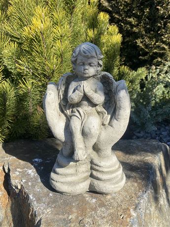 figurka 210 Andílek v dlaních beton 25 cm
