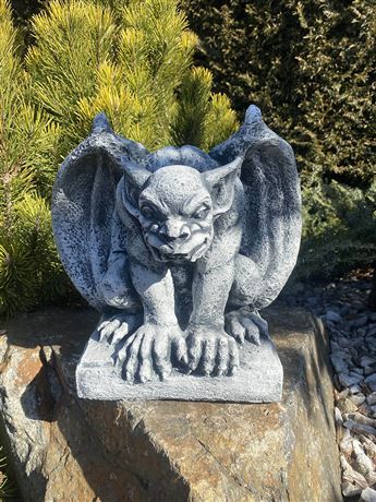 figurka 9060 Chrlič v pozoru beton 31 cm