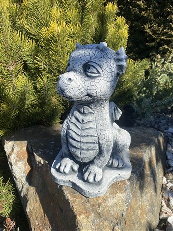 figurka 9015 Sedící dráček beton 26 cm