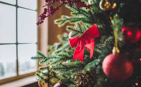 Ozdobený stromek za oknem